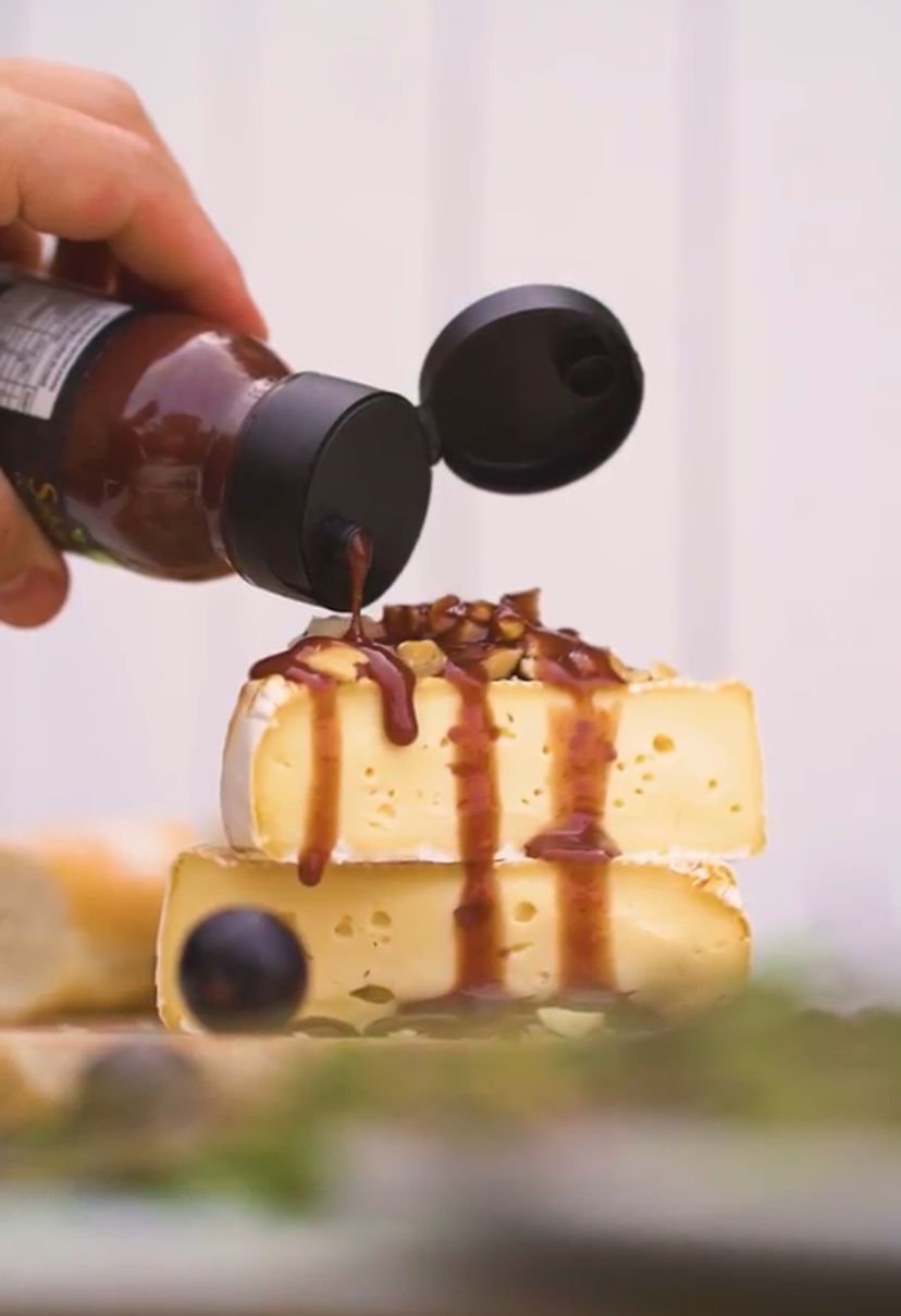 Queijo Brie Tostado com Molho de Jabuticaba com Mostarda - Sabarabuçu